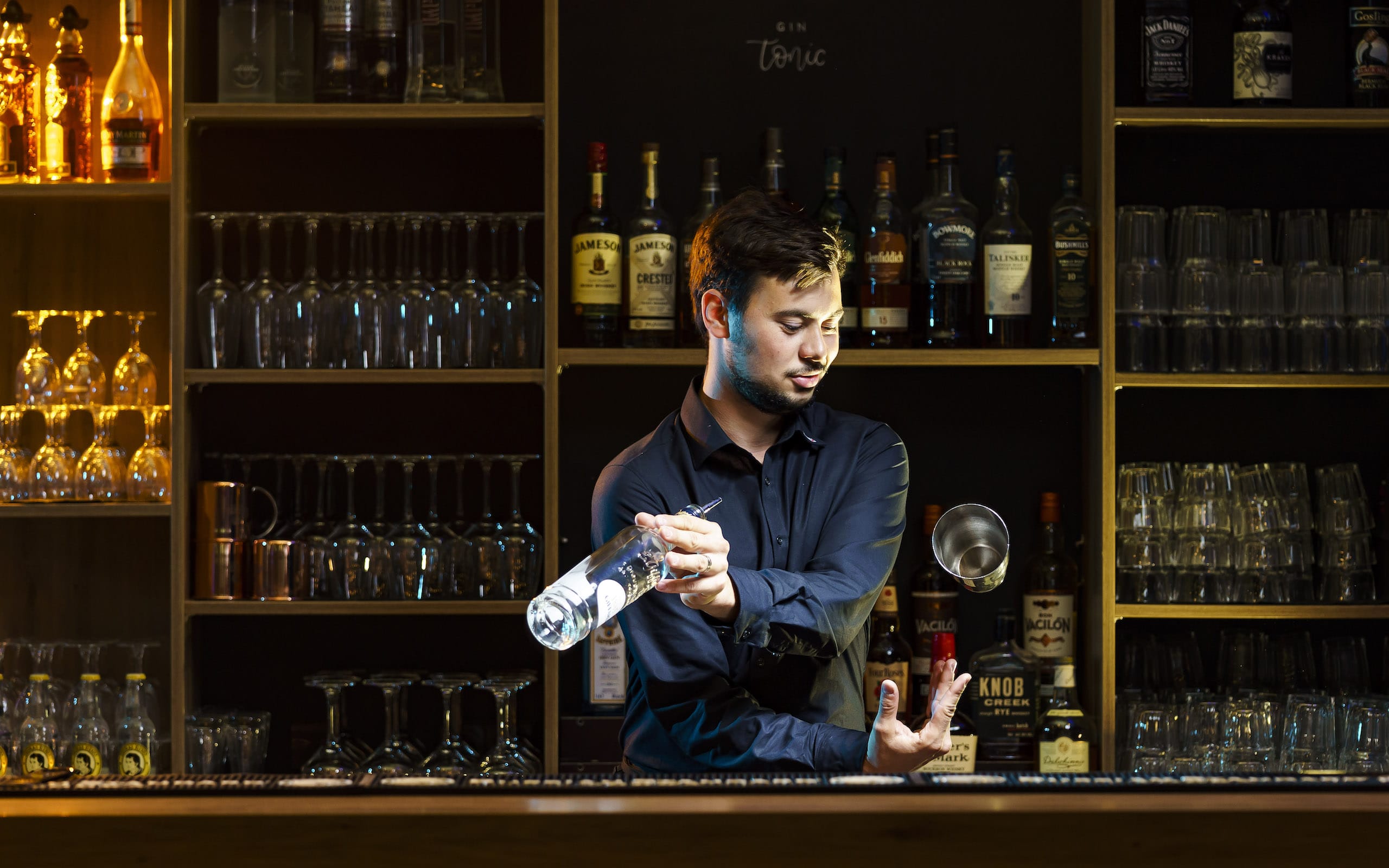 jonglage-tricks-mit-flaschen-shaker